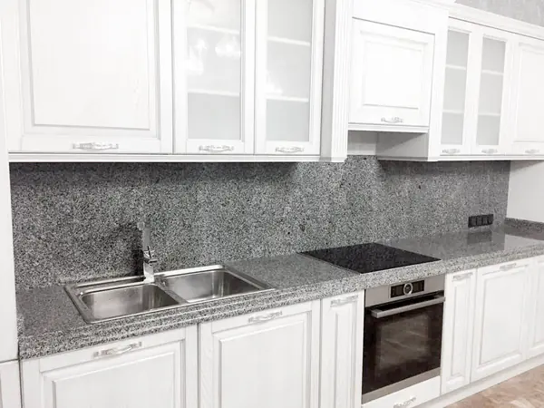 Гранитные столешницы в апартаментах Алушты