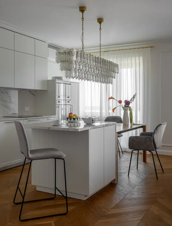 Вид на барную стойку для завтраков и кофе