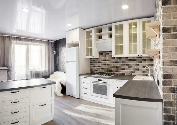 Светлая кухня с островком