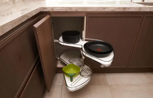 Кухня Петра с древесной текстурой от дизайнера