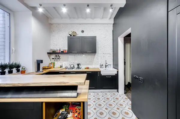 Просторная кухня в стиле лофт