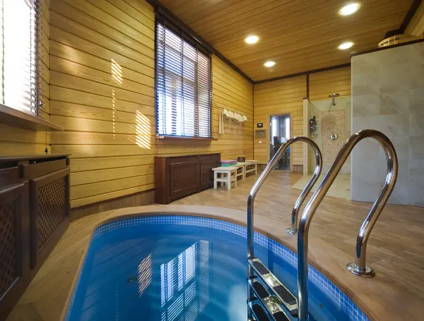 Купель и душевая в бани. Резиденция Монолит