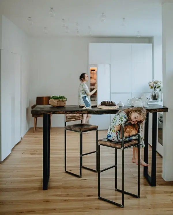 Барный стол из цельного массива дерева