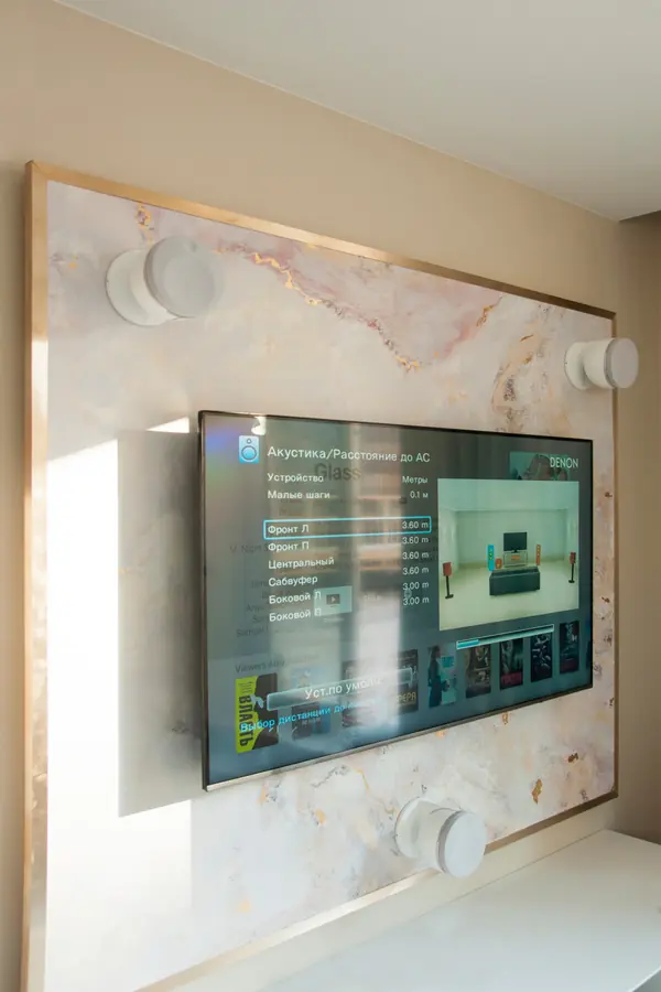 Три фронтальные колонки и ТВ