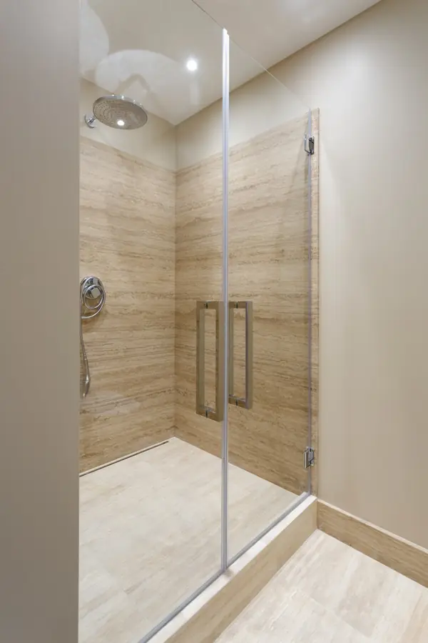 Стеклянная перегородка в душевую