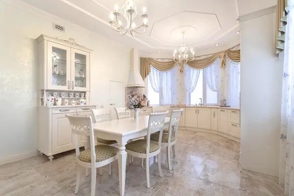 Светлая кухня с эркером