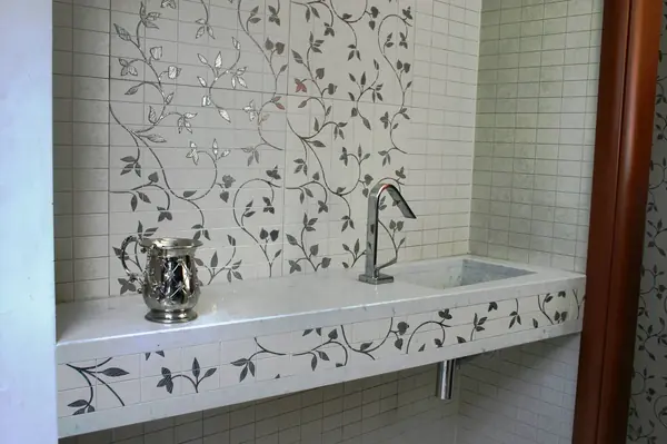 Столешница в ванной комнате из кварцевого агломерата с элементами керамики