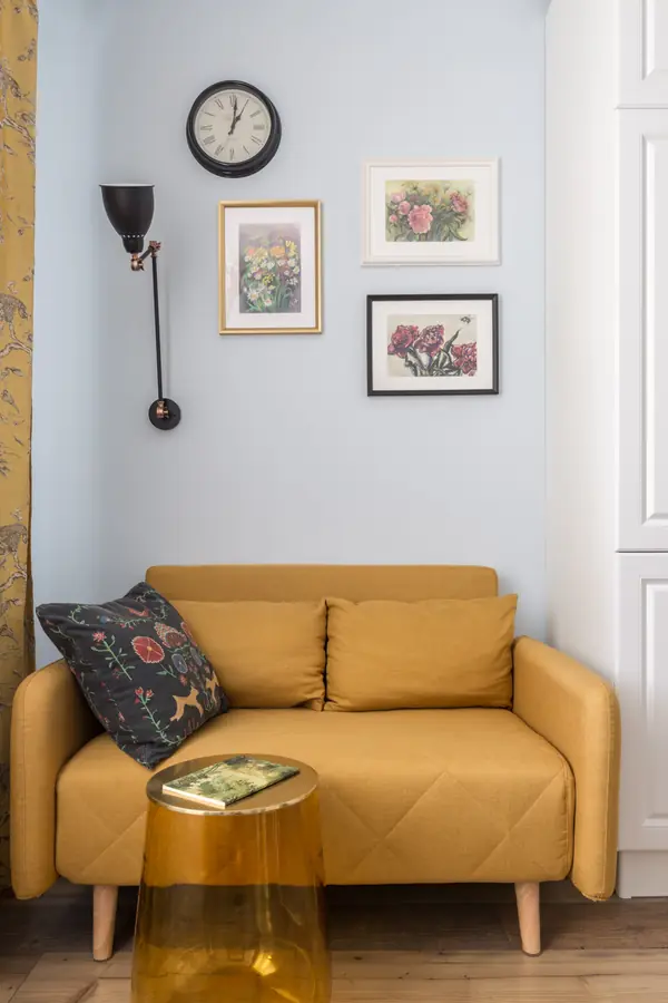 Кухня с латунным фартуком