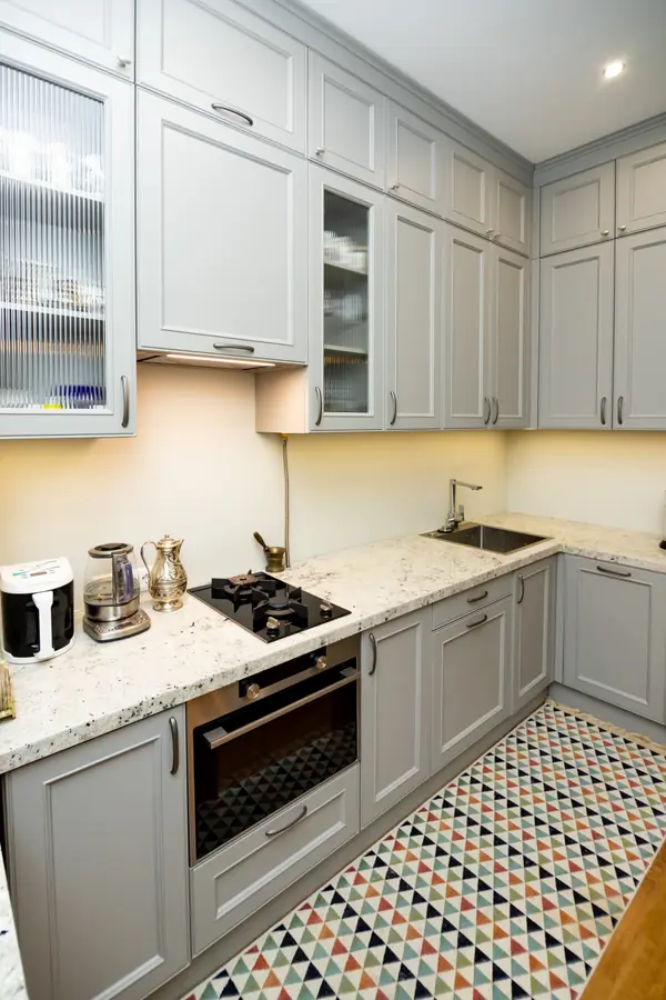 Светло-серая кухня в классическом стиле