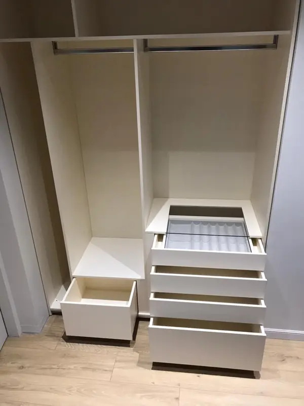 Встроенный шкаф с раздвижными створками