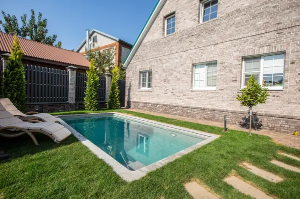 Комозитный бассейн с парящей архитектурой