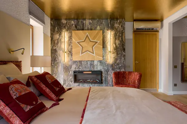 Мастер-спальня в розовом золоте