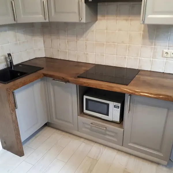 Столешница из кавказского ореха на кухне