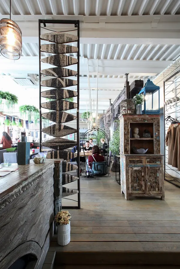 Перегородка « Железобетон» и мозаичное панно «Париж» на ресепшене