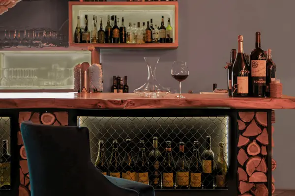 Винный погреб с барной стойкой из дров и камином