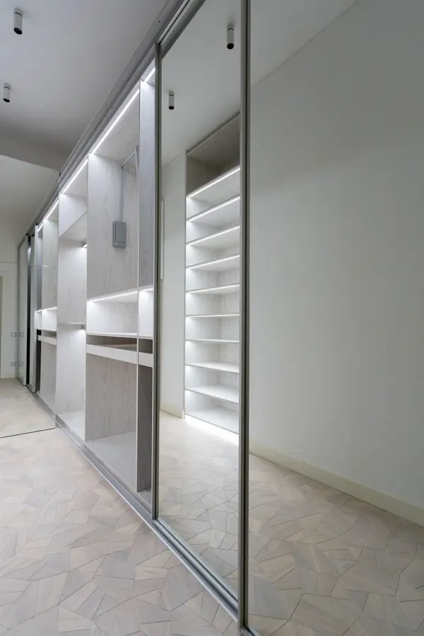 Гардеробная raumplus с LED-подсветкой, брючницами и пантографами