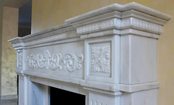 Классический камин Киев из белого мрамора