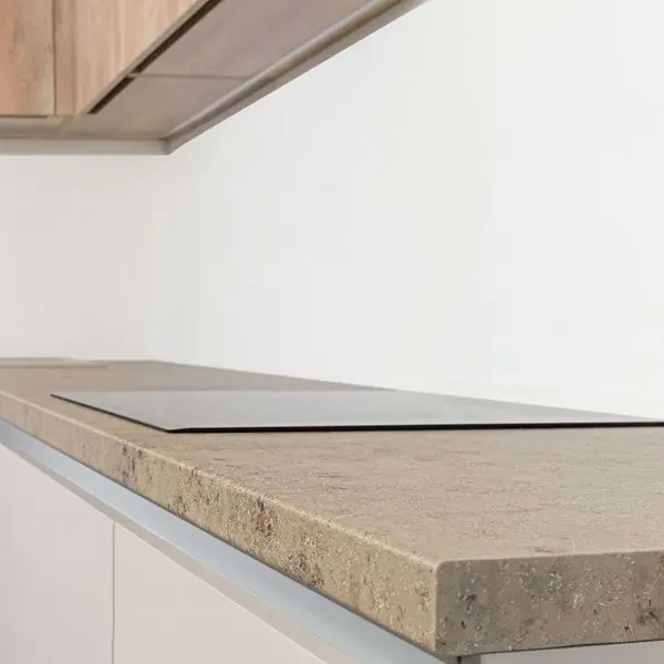 Светлая угловая кухня в теплых оттенках