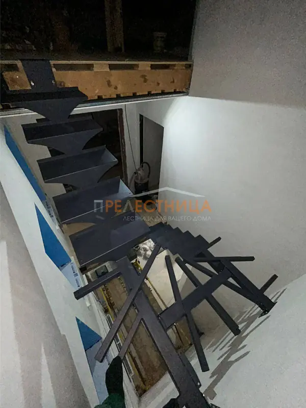 Металлический каркас открытого типа со второго на третий этаж