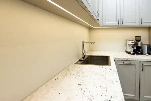 Светло-серая кухня в классическом стиле