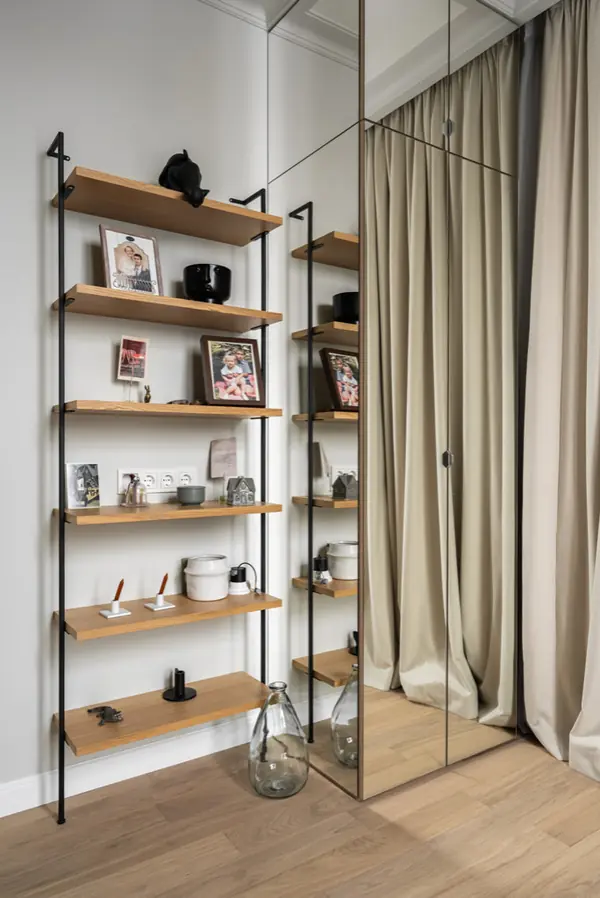 Московская квартира с двумя санузлами и белой кухней