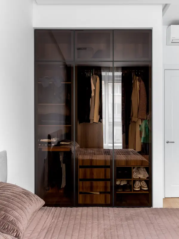 Шкаф со стеклянными фасадами в ЖК Матч Поинт