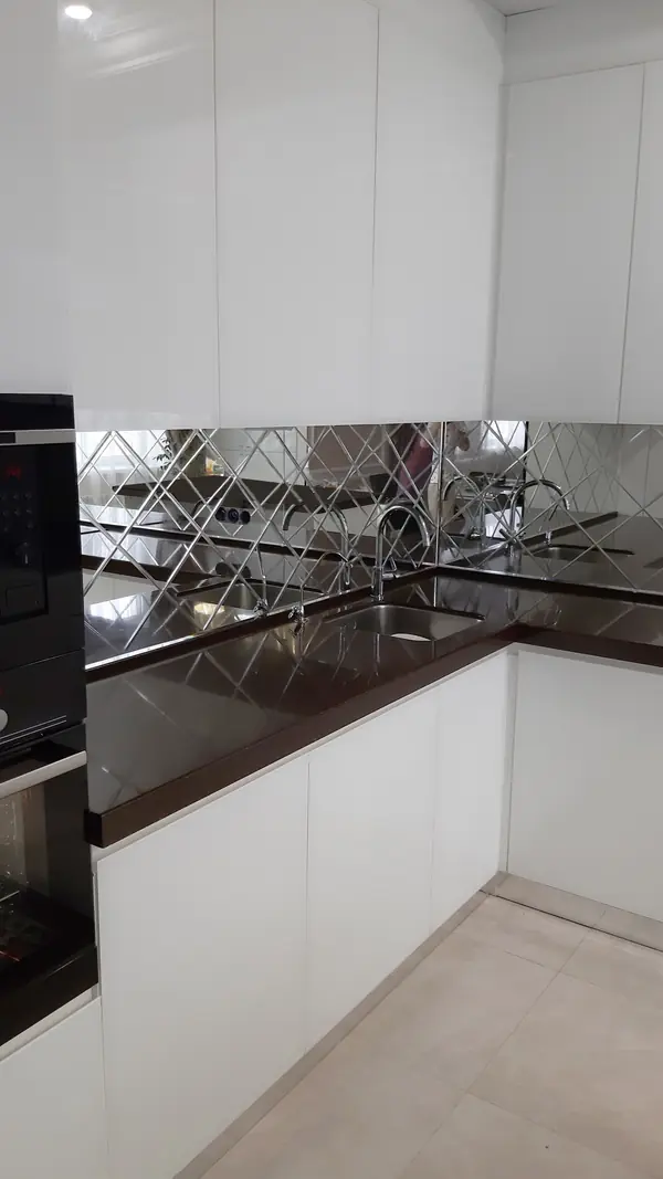 Зеркальный фартук на кухню