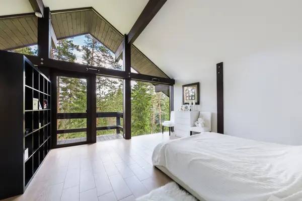 Стеклянный дом в лесу