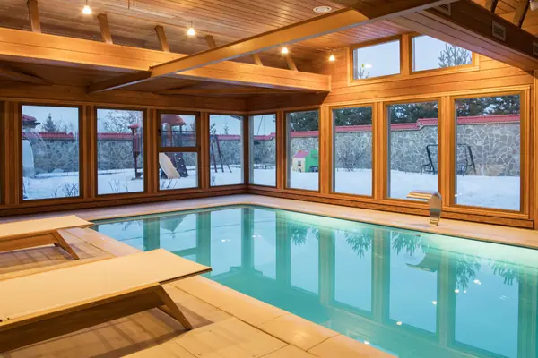 Плинтусная система Perimeter в доме с бассейном