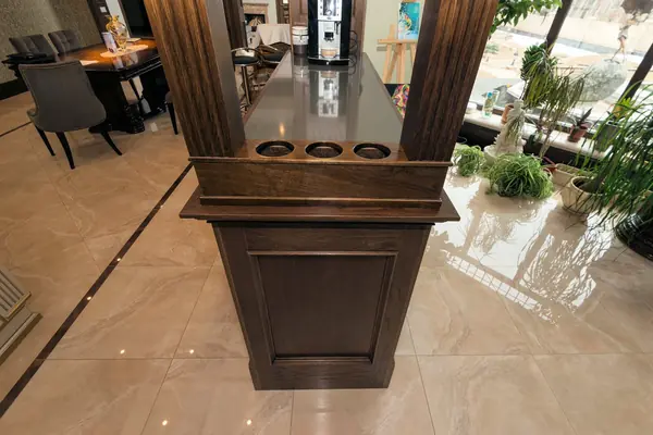 Мебель предметы интерьера в загородном доме.