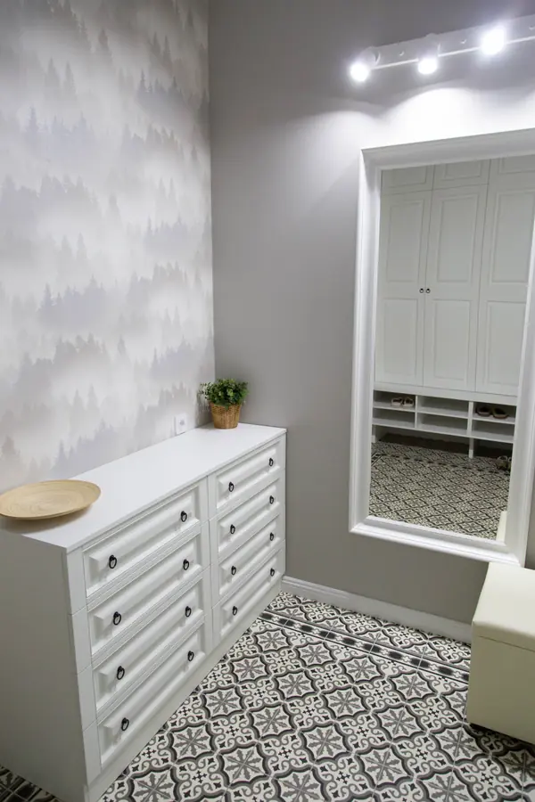 Комод и зеркало в прихожей