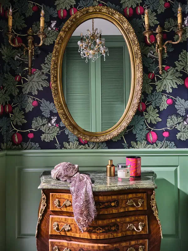 Яркий интерьер с антикварным декором