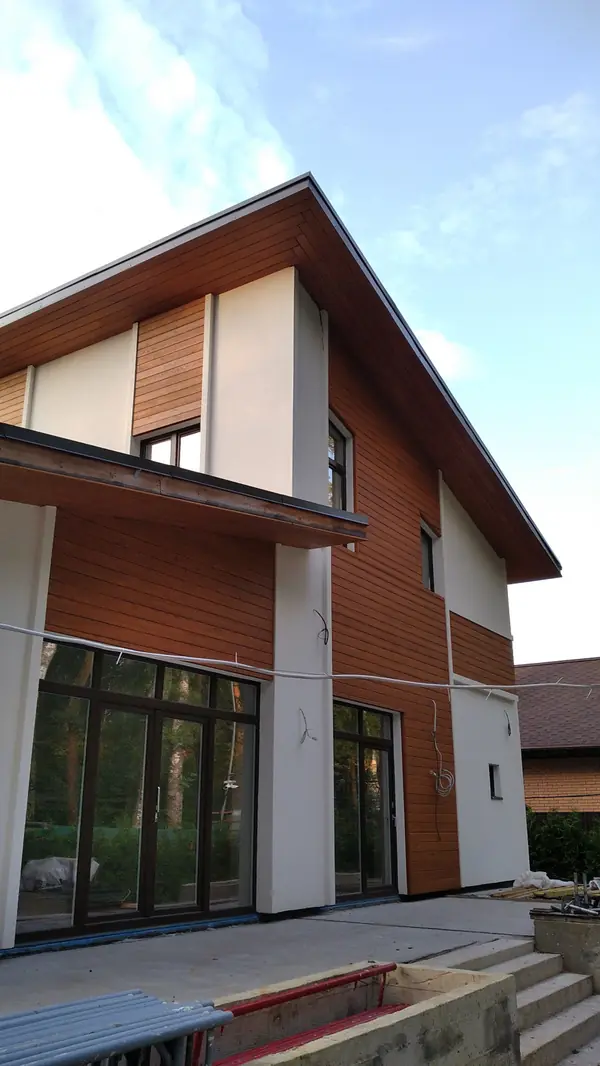 Отделка загородного дома планкеном из лиственницы