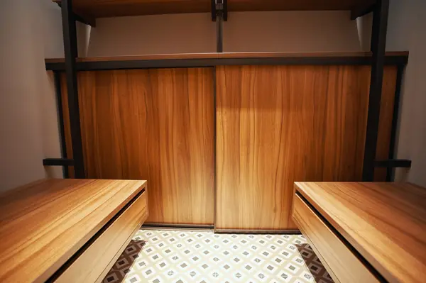 raumplus в интерьере квартиры на Минской, гардеробная UNO коридор