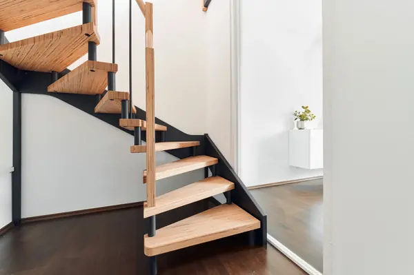 Лестница в квартире (BauBuche и элементы с эффектом необработанной стали)