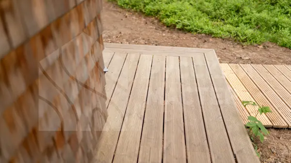 Современный дизайнерский дом с террасой и отделкой из дранки