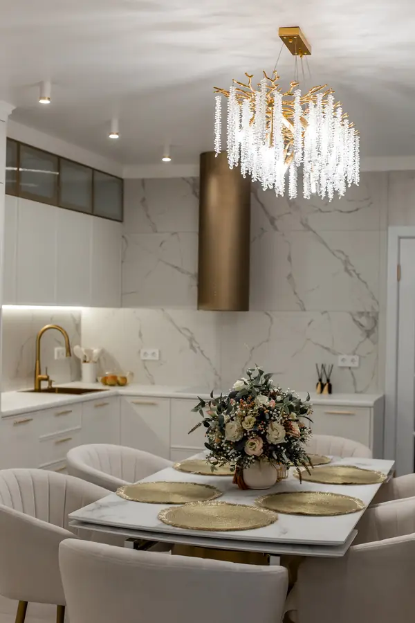 Дизайн просторной квартиры в стиле неоклассики