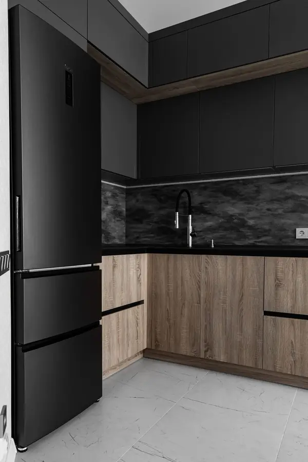 Большая угловая кухня в цвете графит с тонкой столешницей из компакт-плиты