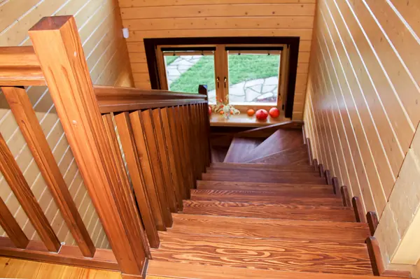 П-образная лестница в доме из клееного бруса