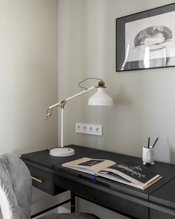 Рабочий стол с функцией макияжного