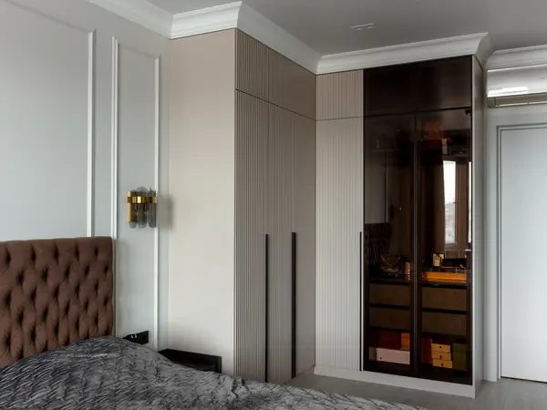 Гардеробная зона с прикроватными тумбами