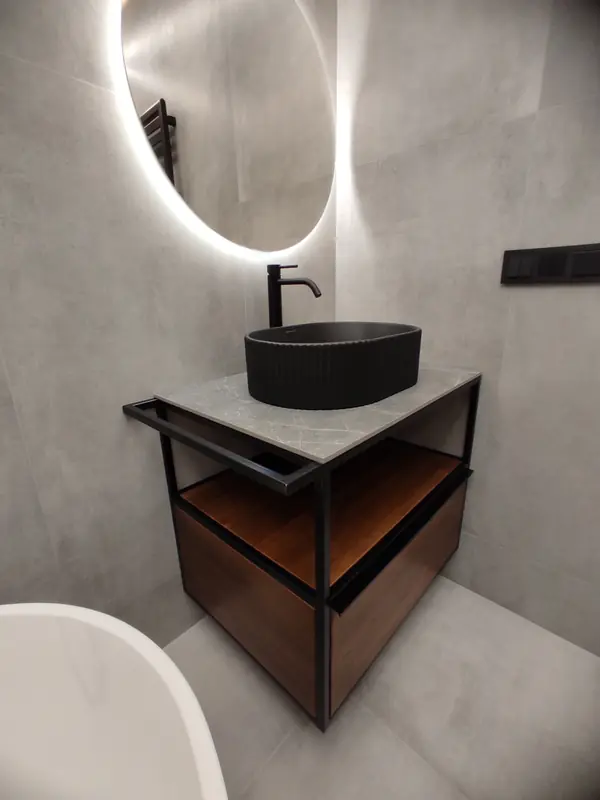 Бетон и металл в ванной комнате