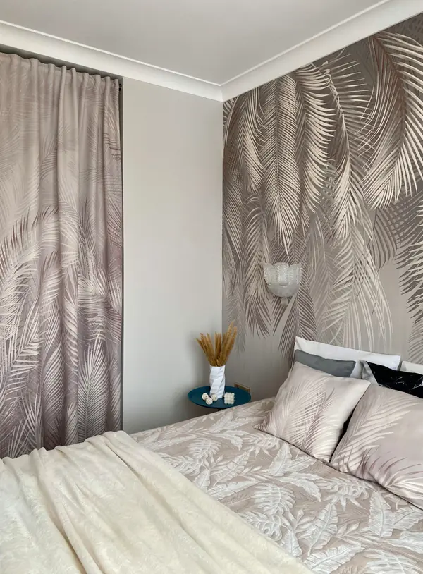 Яркие краски новой жизни родителейГардеробная в спальне скрыта за текстилем - эт