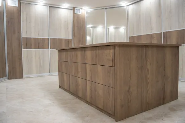 Гардеробная комната на цокольном этаже