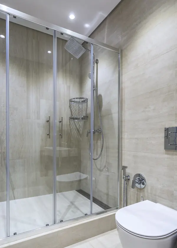 Современный проект с 2 спальнями в серых тонах.