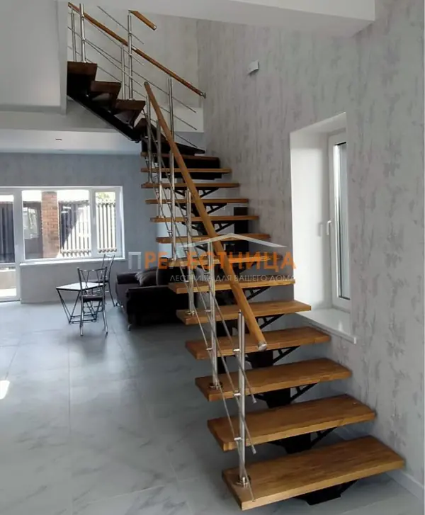 Лестница на центральном косоуре Ассоль-63