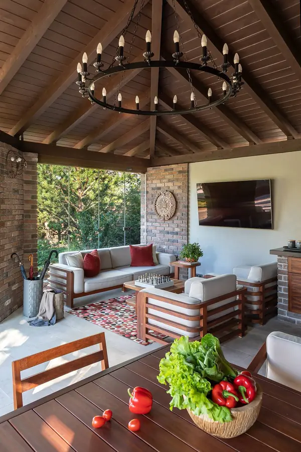 УЮТНАЯ БЕСЕДКА В ЗАГОРОДНОМ ДОМЕ