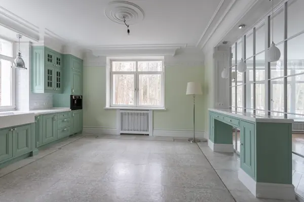 Зеленая кухня в загородном доме