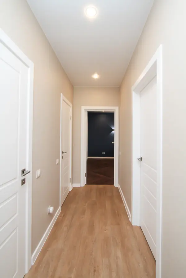 Квартира в современном стиле с яркими цветовыми акцентами.