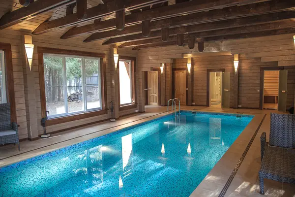 Бассейн в деревянном доме